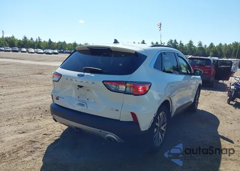 2020 Ford Escape Titanium z USA, uszkodzony, nr VIN 1FMCU9J98LUB15425